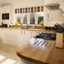 lassen sie sich heute auch die wintersonne ins haus scheinen sie bewirkt einen tollen effekt in dieser kuche mit landhauskuche haus kuchen arbeitsplatte eiche