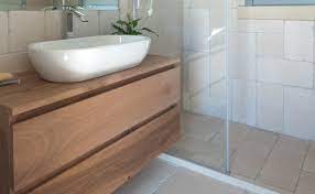 Il mobile bagno dovrebbe essere esteticamente bello e decisamente utile.che sia classico o moderno, è importante tenere conto, nella progettazione,degli spazzi utilizzabili.altra cosa fondamentale è la scelta del legno e della finitura. Lavabo Appoggio Mobile Bagno Sospeso Bagno Mobile Bagno Arredamento Bagno