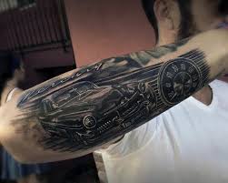 70 Auto Tattoos Fur Manner Coole Automotive Design Ideen Mann Stil Tattoo Car Tattoos Hot Rod Tattoo Tattoos For Guys