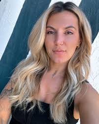 Shelly Bettencourt's Instagram, Twitter & Facebook