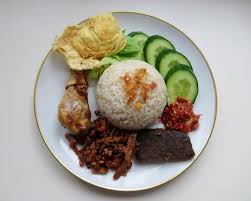Nasi Uduk Ist Ein Gekochter Reis Im Kokosmilch Und Gewurze Diese Reis Spezialitaten Aus Jakarta Schmeckt Herzha Herzhaft Indonesische Kuche Asiatische Rezepte