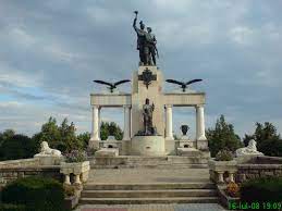 Proiectul pentru construirea unui monument a plecat de la ideea comitetului local al societăţii cultul eroilor în construcția a început în 1929 și a fost finalizată la jumătatea lunii iunie 1933, anul în care se sărbătorea centenarul oraşului turnu severin. Drobeta Turnu Severin Monumentul Eroilor Mapio Net
