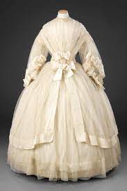 Ausgeprägte weibliche kurven sind kein grund, auf ein wunderschönes brautkleid zu verzichten. Wedding Dress Ca 1858 60 From The John Bright Historic Costume Collection Historical Dresses Wedding Dresses Antique Dress