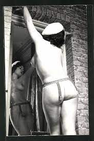 Fotografie Junge Frau posiert nackt vor Spiegel | 9738643 | Fotografien