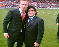 Damian lewis showcased his musical side as he pulled out a guitar to perform at his friends' wedding, held at kensington and chelsea register office in london on thursday. Damian Lewis Lewis Damian Twitter