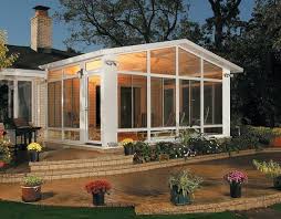 De base rectangulaire ou carrée, elle s'adapte à tous les styles de maison en offrant une surface habitable supplémentaire à prix toujours imbattable ! Veranda En Kit Prix Materiaux Installation 2021