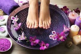 Merendamkan kaki ke dalam air garam bisa menjadi cara alternatif guna menyingkirkan bakteri penyebab bau kaki tersebut. Benarkah Merendam Kaki Dengan Air Garam Baik Bagi Kesehatan