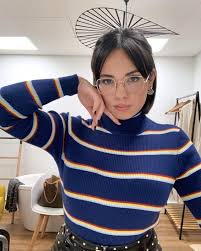 Agathe auproux est une journaliste de télévision, née le 17 octobre 1991, à guéret, dans la agathe auproux réagit aussitôt en disant les regretter et en dénonçant le machisme de la société, l'ère du. The Sweater Turtleneck Blue Striped Agathe Auproux On The Account Instagram Of Agatheauproux Spotern