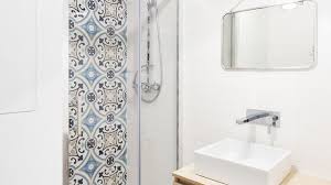 Le papier peint, classique qu'il soit repositionnable ou pas, vous permettra d'afficher des motifs réguliers sur des pans entiers de vos murs. Papier Peint Tendance Les Plus Beaux Modeles Deco Et Conseils De Pose Cote Maison