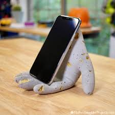 How To Make A Simple Hand Stand For Your Cell Phone Diy Phone Stand Diy Phone Holder Free Cell Phone