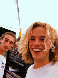 hi guys We are Simon and Jef from Belgium! We are coming to Australia  (sydney) the 1st of sept and we would like to go to the beautiful Byron Bay  😊 So