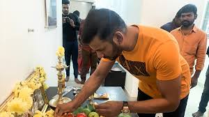 Vishal Signs A Bilingual Directed By Short Film Maker Tamil News Indiaglitz Com This film is based on a true incident and is about the fragility and two faced nature of urban relationships.