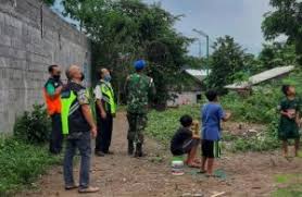 Layangan yaitu sebuah permainan tradisioanal yang dimainkan atau diterbangkan dengan menggunakan benang. Akibat Layang Layang Pesawat Citilink Nyaris Celaka Bisnis Jakarta Id