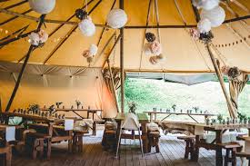 Waldhochzeit Auf Einer Lichtung Mit Tipi Zelt Hochzeit Wald Regen Hochzeit Tipi Zelt