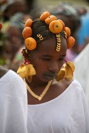 Africa | Peul (Fulani/Fube) woman adorned in amber and gold. Diafarabé  village in the rural co… | Tatouage africain, Beauté africaine, Coiffure de  mariage chignon