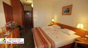 Dispune de camere confortabile dotate cu mobilier modern, grupuri sanitare, tv, frigider, telefon, uscator par, o parte din camere au aer conditionat. Hotel Danubius Sovata Spa 5 Nopti Dp Tratament Pret De La 1480 Lei Pers