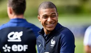 Lundi, l'édition snapchat discover de l'équipe lui sera intégralement consacrée, avec des articles, des vidéos et du contenu interactif. Documentaire Kylian Mbappe Hors Nome L Equipe