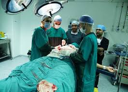 فريق طبي يجري عملية نادرة لاستئصال ثدي رجل مصاب بالسرطان بالعريش المصري اليوم
