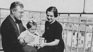 Sabahattin Ali'nin portresi ve gençlik yıllarına ait bir fotoğrafı