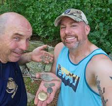 I know it's metal detectorists thing liking a bit of camouflage Hoping that  everyone else in the fields can't see you 😉🤣 But this made me think of a  few of you