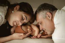 Ce petit trésor a été un amour tout au long du shooting 🌿 Un vrai petit  prince calme et curieux, dans une ambiance naturelle, douce et boisée,  pensée en lien avec l'univers