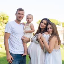 Join facebook to connect with amra džeko and others you may know. Amra Dzeko Fans On Twitter I Love This Lovely Family Eddzeko Amra Silajdzic Dzeko Family Unadzeko Sofia