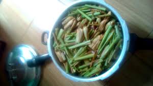 Sambil menunggu air beruap, parut 2 butir kelapa yang sudah tua. Cara Membuat Minyak Atsiri Sendiri Youtube