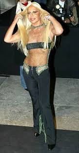 Born 2 may 1955) is an italian fashion designer, businesswoman, socialite, and model. Versace Von Der Tochter Degradiert Manager Magazin