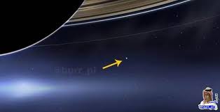 هذه الصورة تم التقاطها من كوكب زحل ويظهر كوكب الأرض في تلك النقطة البيضاء المتناهية التي يعيش فيها 7 6 مليار شخص يولدون يكبرون Movie Posters Poster Movies