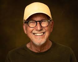 Vi er så heldige at vi får besøk av evangelist Josef Diaz fra Venezuela på  Holum Bedehus. Josef var utsatt for at en gasskonfyr eksploderte. Han fikk  store brannskader ca. 70% av