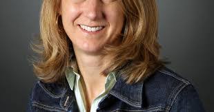 Lisa Chamberlain's Instagram, Twitter & Facebook