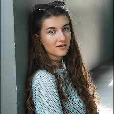 My interview with Casey Burke is up! Check it out to see what she has to  say about her character Cindy, her cast mates and The Middle's final  season! 😊 : r/themiddle