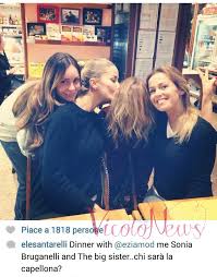 Sonia bruganelli era modella per fotoromanzi ed oggi, oltre ad essere la moglie di paolo bonolis, è qui è una mamma orgogliosa e una donna di successo. Elena Santarelli A Cena Con Le Amiche Sonia Bruganelli Alessia Marcuzzi Ed Ezia Baronio Foto Il Vicolo Delle News