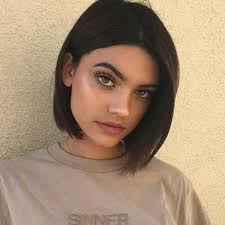 In 2019, the shape with elongated side strands remains relevant. 50 Short Haircuts That Solve All Fine Hair Issues Hair Motive Hair Motive