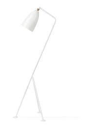 The unique tripod stand of the gräshoppa floor lamp is tilted backwards and gives the impression that the lamp is alive and stalking its prey. Gubi Grossman Grasshopper Stehleuchte De Bijenkorf