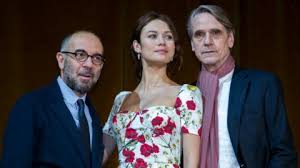 The relationship between ed, a married astronomer and amy, his lover, who spend their years apart, is based only on phone calls and texts. La Corrispondenza Film 2016