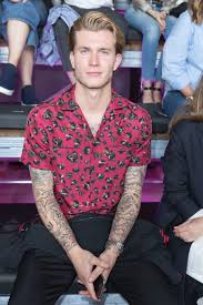 1996'da doğan alman güzel model fitness, moda, güzellik ve ailesine çok düşkün. Loris Karius Liverpool Oublierait Sa Sale Periode Avec Une Star Du Fitness Causerie