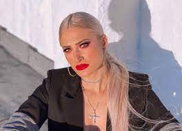 Μη γίνεις σαν την ιωάννα τούνη. Iwanna Toynh H Apagoreymenh Poza Me Th Boh8eia Ths Mamas Ths Ta Nea