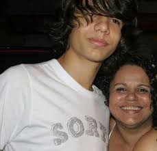 Eu detesto ver o tanque do carro com gasolina abaixo da metade. Essa é uma  das heranças invisíveis que herdei da minha mãe, não pelo exemplo — e sim  por fazer o