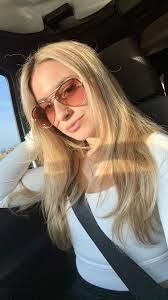 Mandi Quinn's Instagram, Twitter & Facebook