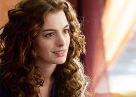 She looked adorable with her short soft wavy curly bob at the 'interstellar' premiere in shanghai. Anne Hathaway Curly Hair Anne Hathaway Hair Curly Hair Styles Hair Styles