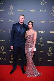 Instant Foot ⚽️ on X: Erling Haaland avec sa petite copine au #BallonDor.  👩‍❤️‍👨 t.coifAaG0XYdO  X