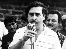 De Juan Gabriel a Karol G, estos son los famosos que fueron vinculados con  Pablo Escobar, el narcotraficante que cayó abatido hace 30 años después de  una feroz persecución de la justicia |