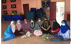 The entire wiki with photo and video galleries for each article. Bernama Jiran Wanita Tulang Belakang Kawasan Rukun Tetangga