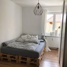 Une prise électrique est installée pour y brancher un appareil, chargeur de téléphone etc. 100 Diy Recycled Pallet Bed Frame Designs Easy Pallet Ideas