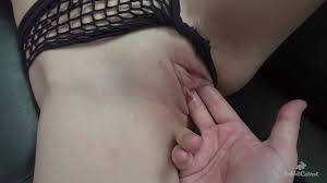 Fez ela gozar apenas com os dedos - sexo no carro