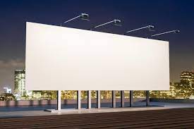 Banner de outdoor branco limpo no telhado com a cidade à noite ao fundo  Anúncio ao ar livre e conceito de simulação Renderização em 3D | Foto  Premium