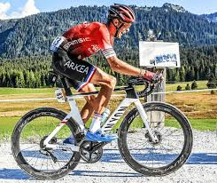 Lors de la première étape du tour de france, samedi, une spectatrice a provoqué la chute de nombreux coureurs alors qu'elle agitait une pancarte de leur côté, mardi, les coureurs de la grande boucle ont manifesté leur mécontentement face à la multiplication des chutes en mettant un pied à. Tour De France Warren Barguil Remonte La Pente Tour De France Le Telegramme