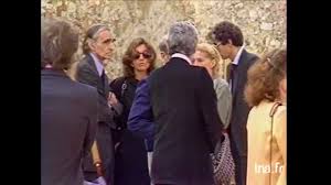 « un ou des individus ont descellé la pierre tombale et l'ont déplacée, provoquant l'ouverture du caveau. Les Obseques De Romy Schneider Archive Ina Youtube