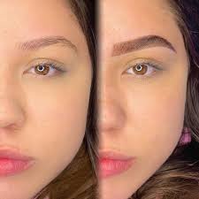 Você provavelmente já deve ter reparado que muitas mulheres tem o início da  sobrancelha mais bagunçadinho, com o crescimento dos pelinhos mais  desigual, e na maioria das vezes é a do lado